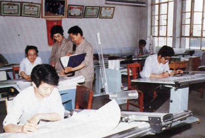 從1984年第一季度到抓管理上登記全面提高企業(yè)素質(zhì)驗收前，采取分線檢查、總結(jié)成績、找出差距、提出措施、限期整改的方法，使各項工作在整頓中鞏固提高，在鞏固提高中進行再整頓，再提高。
