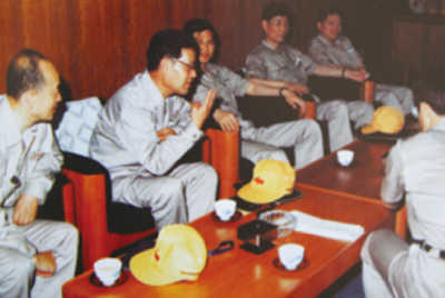 為了學習外國先進技術(shù)和管理方法，前往引進技術(shù)與設(shè)備的國家進行實地考察。薛仲光廠長在日本。