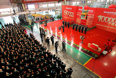 推土機事業(yè)部總裝工廠隆重舉行推土機第50000臺下線慶典儀式。這一激動人心的歷史時刻標志著50000臺不僅僅是一個數(shù)量的積累，更是山推管理水平、生產(chǎn)規(guī)模、制造技術(shù)、研發(fā)能力、銷售能力等綜合能力的體現(xiàn)，標志著山推推土機產(chǎn)業(yè)整體實力進一步增強，是從量變到質(zhì)變的飛躍。
