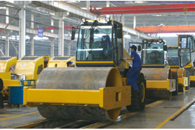 2002年2月，由履帶廠開發(fā)研制的YZ18液壓振動壓路機，順利下線。