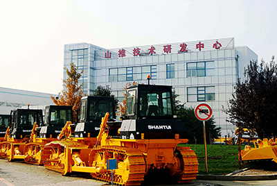 2009年，山推研發(fā)中心被國家人事部批準設(shè)立博士后科研工作站，同年召開首屆科技創(chuàng)新大會。