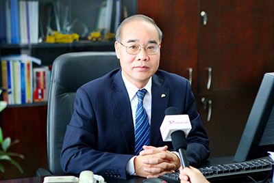 張秀文董事長在接受中國山東網(wǎng)專題采訪時，就公司踐行“厚道魯商”倡樹行動進行回答，介紹了山推把“仁義、誠信、厚道”的文化精髓融入到生產(chǎn)經(jīng)營的全過程的典型做法和“誠敬做產(chǎn)品，誠信做企業(yè)”的經(jīng)營理念，在工程機械行業(yè)樹立起了“厚德堅韌”的山東國企形象