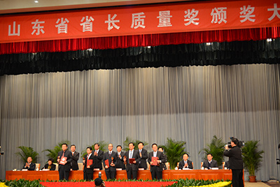 1月11日，山東省第三屆省長質(zhì)量獎表彰大會在山東省政府禮堂召開。