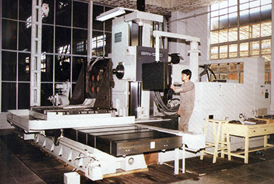 BPN-13B(R4)數(shù)控臥式加工中心。廠房擴建加大，設(shè)備填平補齊，增加精、大、稀設(shè)備，新上生產(chǎn)線，提高企業(yè)裝備素質(zhì)，使山推廠成為名副其實的大馬力推土機生產(chǎn)廠。