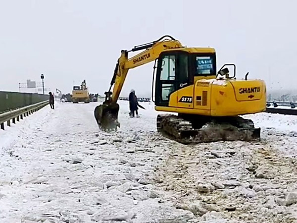 除雪保暢，山推鐵肩道義勇?lián)厝危? /> 
            <div   id=