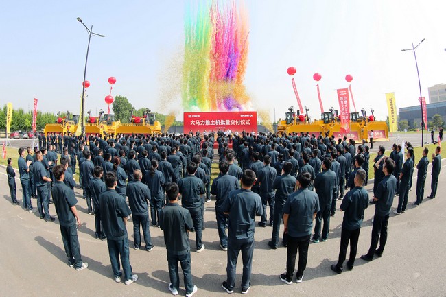 5月17日，山推向中煤平朔集團一次性交付六臺中國最大馬力推土機。